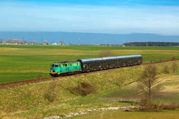 Train de voyageurs traversant la campagne — Photo