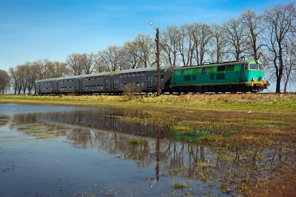 Пасажирський поїзд проходить через сільську місцевість — стокове фото