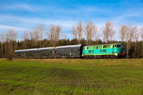 Пассажирский поезд проходит через сельскую местность — стоковое фото