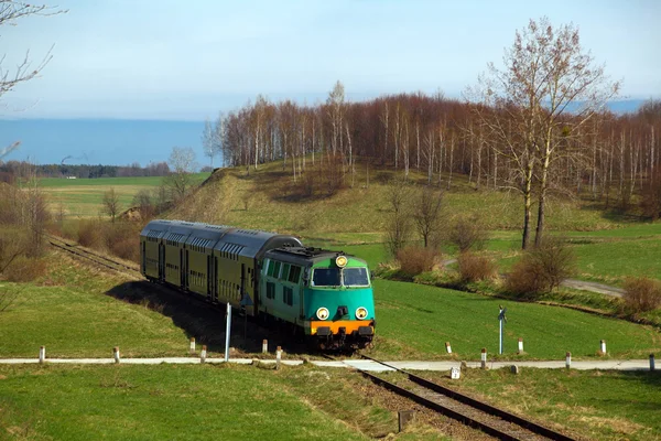 Pociąg pasażerski przechodzącej przez wieś — Zdjęcie stockowe
