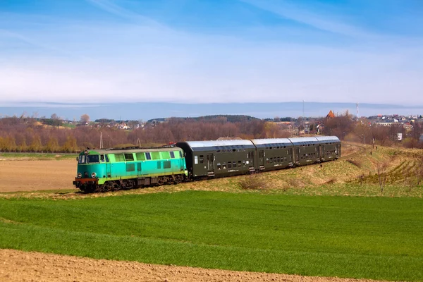 Osobní vlak procházející krajinou — Stock fotografie