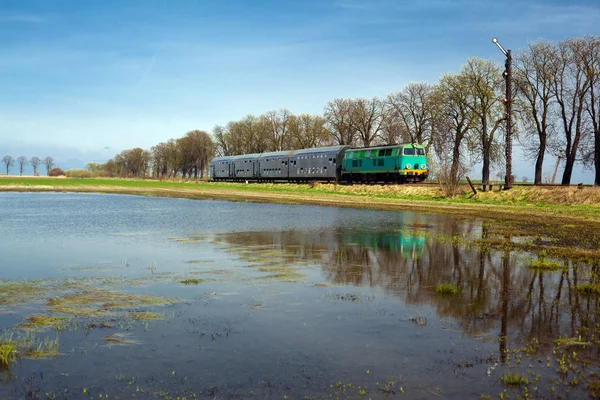 Пассажирский поезд проходит через сельскую местность — стоковое фото