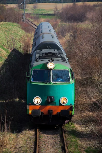 Comboio de passageiros que atravessa a zona rural — Fotografia de Stock