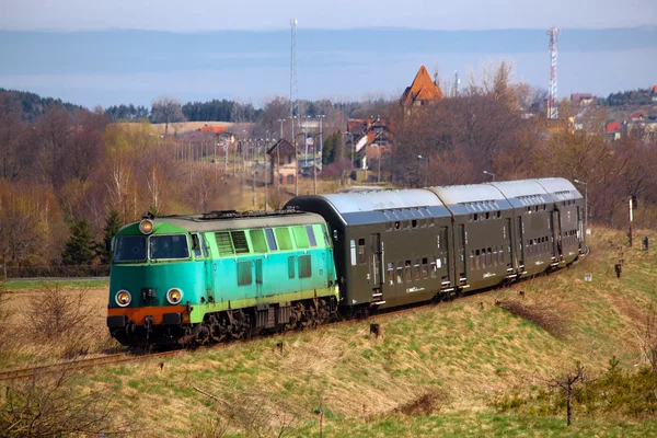 Személyszállító vonat áthalad a vidéken Jogdíjmentes Stock Képek