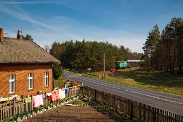 田園地帯を通過する旅客列車 — ストック写真