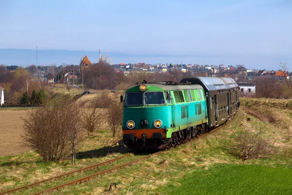 Treno passeggeri che attraversa la campagna — Foto Stock