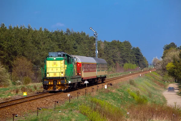 Treno passeggeri che attraversa la campagna — Foto Stock