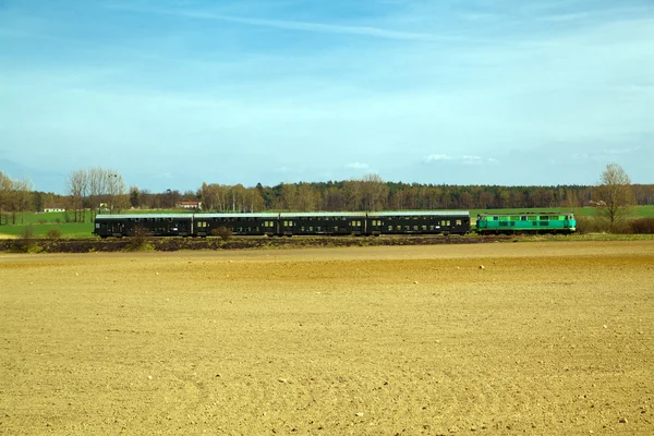 Пасажирський поїзд проходить через сільську місцевість Стокова Картинка