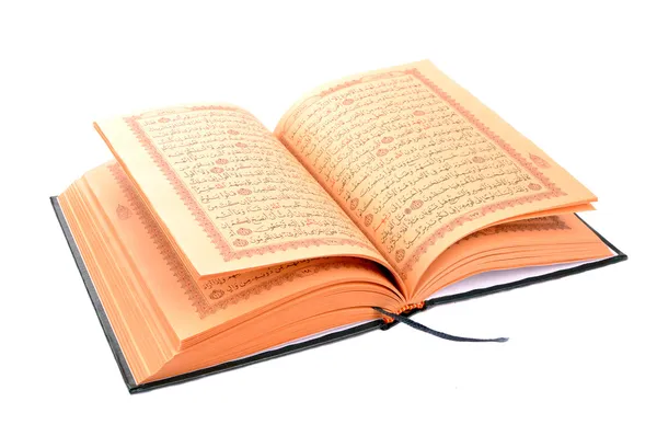 Święte księgi Koranu na białym tle — Zdjęcie stockowe