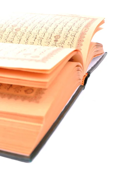 Kutsal kitabı Kur'an üzerine beyaz izole — Stok fotoğraf