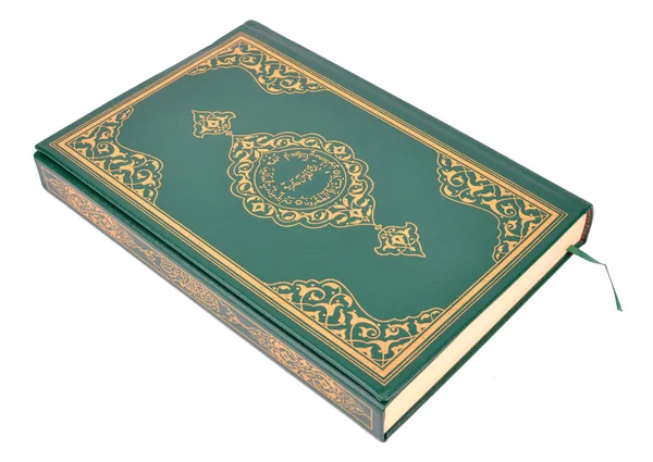 Den heliga boken av Koranen isolerad på vit — Stockfoto