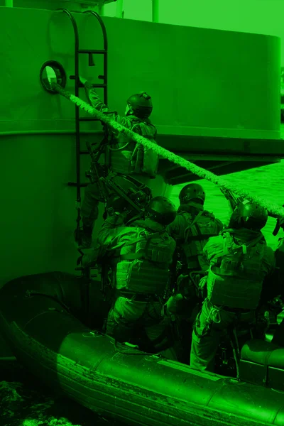 Marineinfanteristen (Seekommandos) an Bord eines Schiffes bei einem simulierten Angriff. — Stockfoto