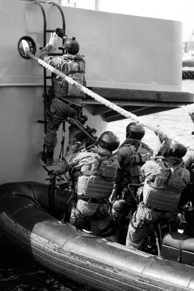 Soldiers marines ( sea commandos ) boarding a ship in a simulated assault. — Stock Photo, Image