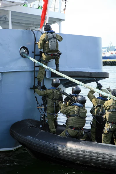 stock image Soldiers marines ( sea commandos ) boarding a ship in a simulated assault.