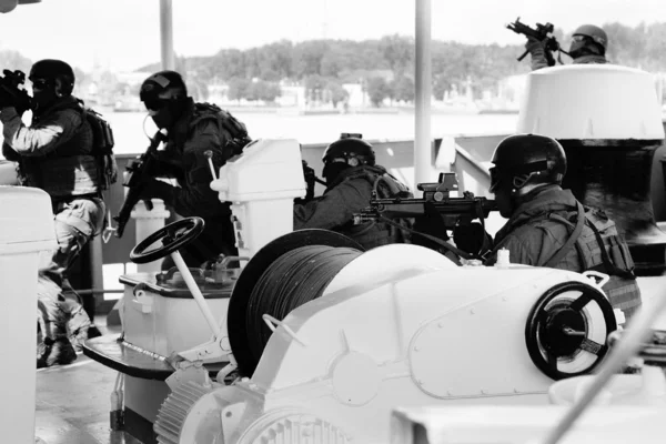 Soldados fuzileiros navais (comandos marítimos) embarcando em um navio em um assalto simulado . — Fotografia de Stock