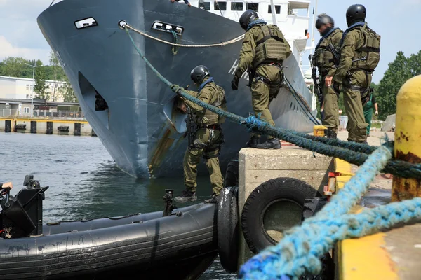 Soldaten Mariniers (zee commando's) aan boord van een schip in een gesimuleerde aanval. — Stockfoto