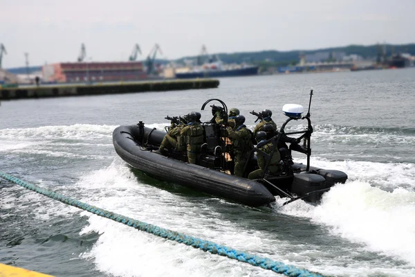 Soldados marines (comandos marítimos) abordando un barco en un asalto simulado . — Foto de Stock