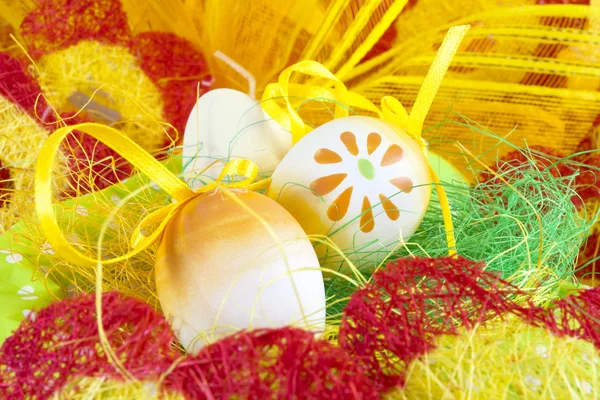 Цветное украшение пасхальным яйцом — стоковое фото