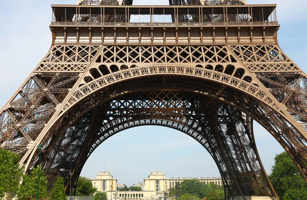 Vacker utsikt över Eiffeltornet i Paris — Stockfoto