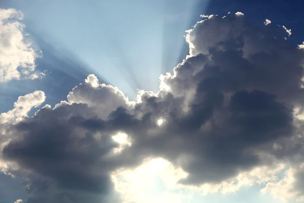 Błękitne niebo chmury i promienie słońca — Zdjęcie stockowe
