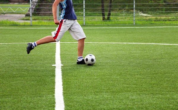 Soccer player kicking — Stock Photo, Image