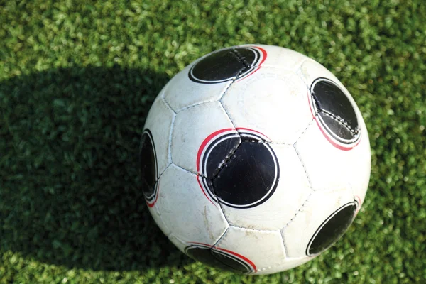 Una pelota de fútbol en el estadio —  Fotos de Stock