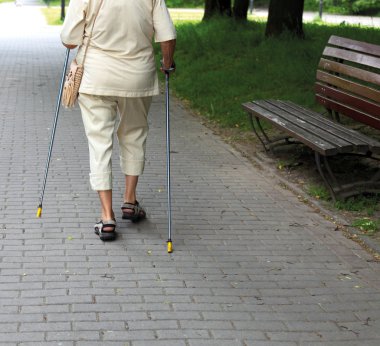 üst düzey kadın içinde yürüyüş yapıyor