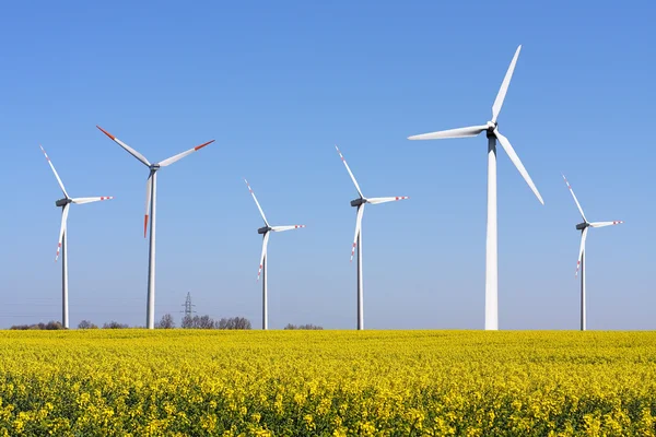 Ветряная турбина - альтернативный и зеленый источник энергии — стоковое фото