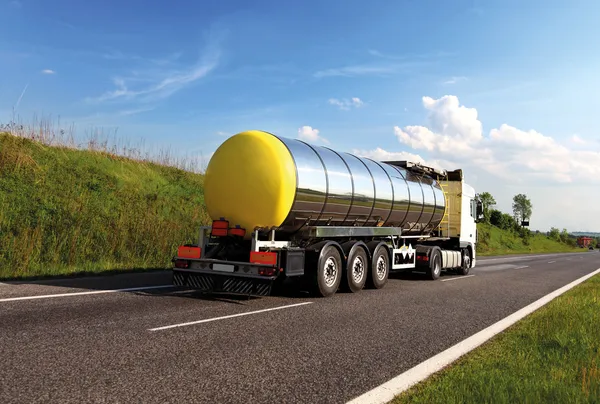 Грузовик для транспортировки нефти по дороге — стоковое фото