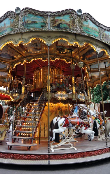 En gammaldags karusell — Stockfoto