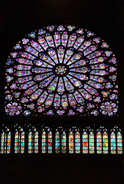 在巴黎圣母院大教堂的彩色玻璃窗口 — 图库照片