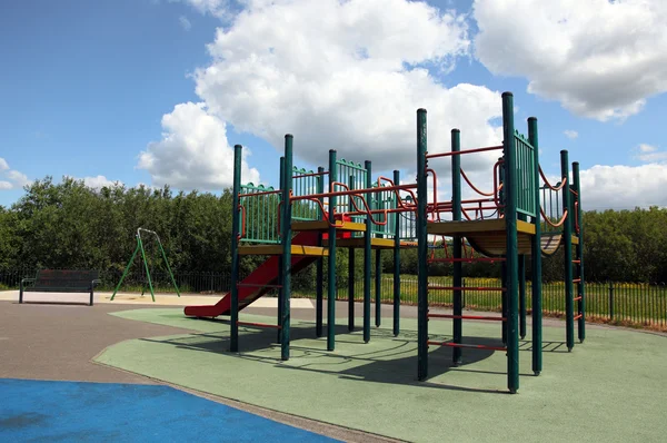 Um parque infantil colorido no parque — Fotografia de Stock