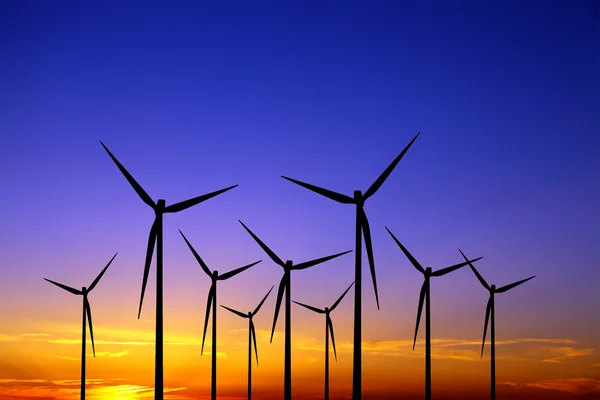 Windkraftanlagen bei Sonnenuntergang — Stockfoto