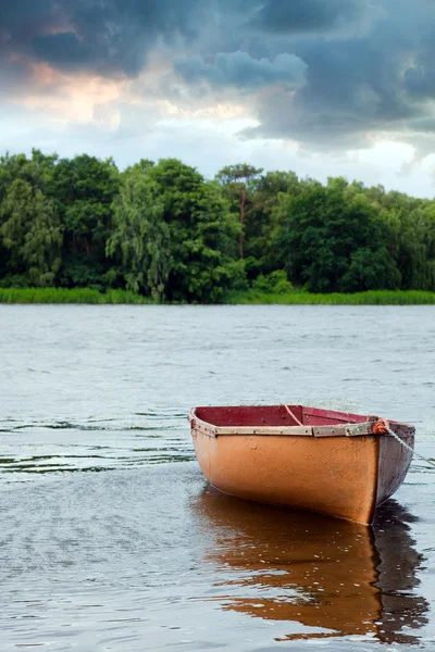 Samotnych połowów łodzi pływających po jeziorze — Zdjęcie stockowe