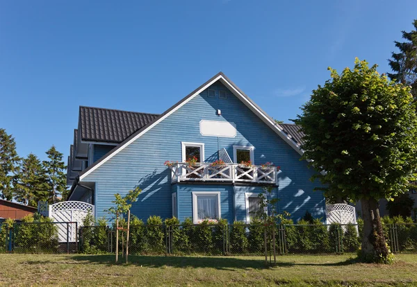 Nové moderní modrý dům — Stock fotografie