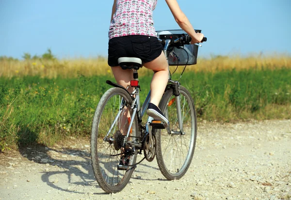 Jong meisje rijden een fiets — Stockfoto