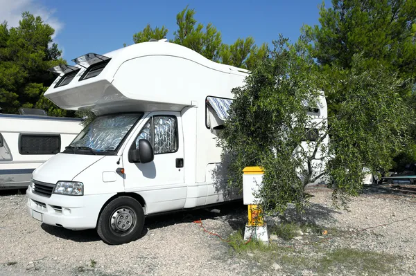 Camper estacionado em ver, perto de uma estrada — Fotografia de Stock
