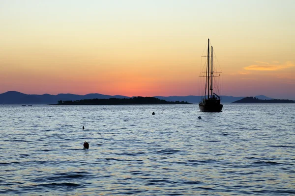 Auringonlasku Adrianmeren yllä — kuvapankkivalokuva