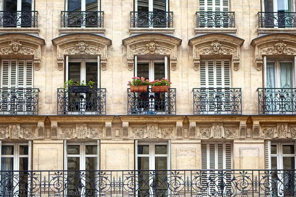 Appartement gebouw met balkon — Stockfoto