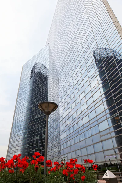 Neues modernes Bürogebäude aus Glas — Stockfoto
