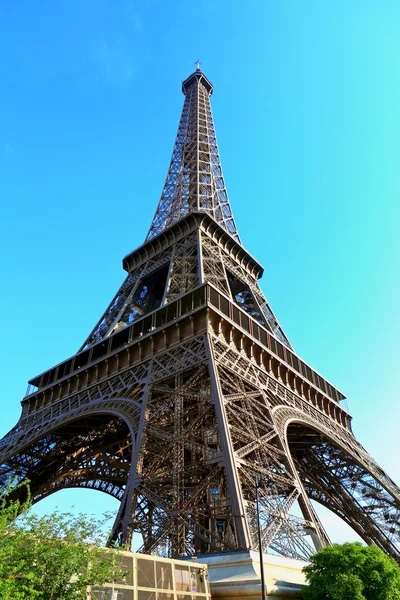 Eiffel Tower with blue sky — Stock Photo, Image