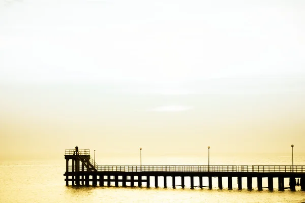 日没で桟橋でカップルします。 — ストック写真