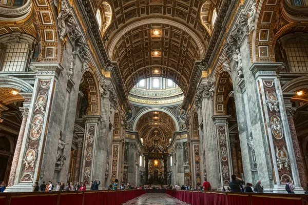 Εσωτερικό Βασιλική του Αγίου Πέτρου στο Βατικανό — Φωτογραφία Αρχείου