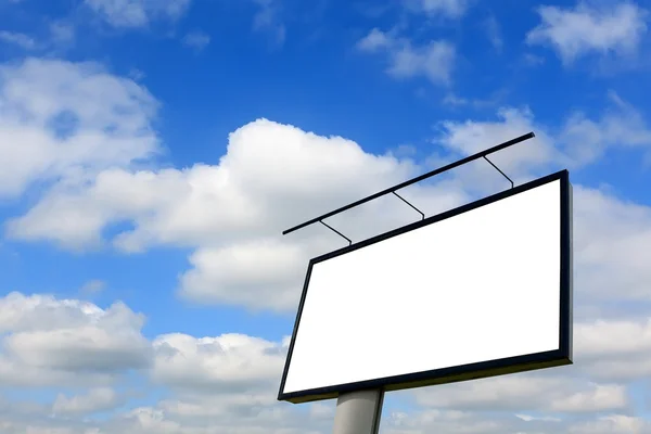 Pusty billboard na błękitnym niebie — Zdjęcie stockowe