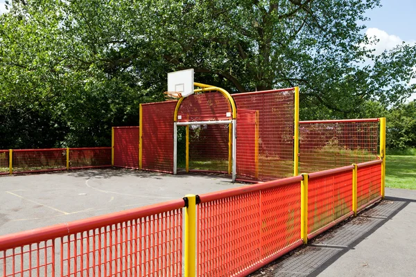 Quadra de basquete em um parque — Fotografia de Stock