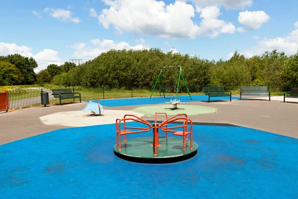 Детская площадка в городском парке — стоковое фото
