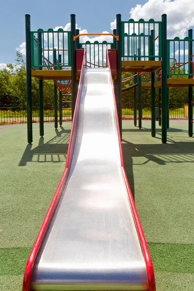 Colorido parque infantil atraente e instalações de slides — Fotografia de Stock
