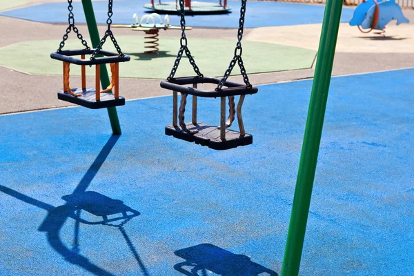 Balanços do parque infantil — Fotografia de Stock