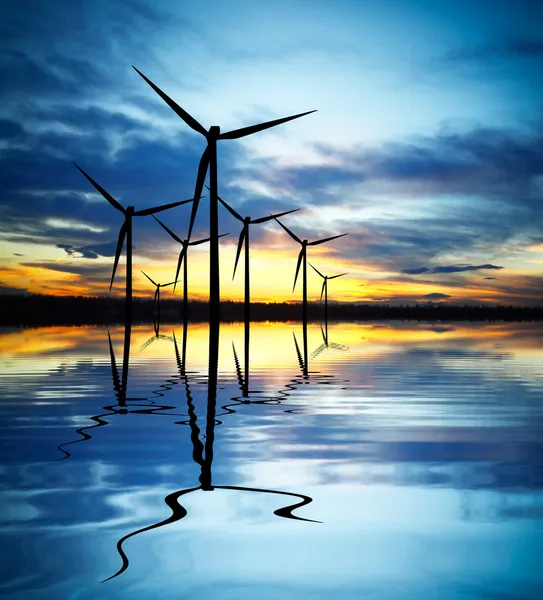 Énergie éolienne au coucher du soleil Photos De Stock Libres De Droits