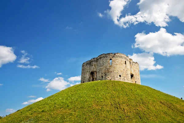 Clifford 's Tower in York, UK — стоковое фото